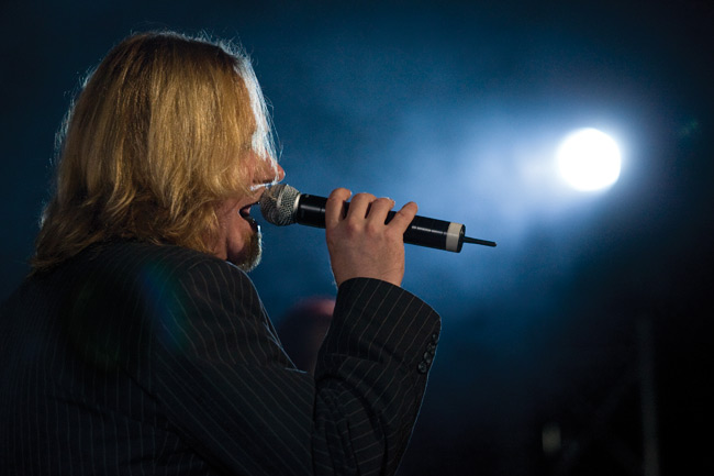 Valossa
Avainsanat: Jussi Hakulinen Yö Joutsenlaulu lauluntekijä silhuetti musiikin opettaja Niin pienen hetken rakkaus on lumivalkoinen konserttikiertue