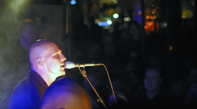 Jussu laulaa
Suurlähettiläät 2004, Amarillo, Kotka.
Avainsanat: Jussu Suurlähettiläät soul laulaja bokeh pallot katsoja