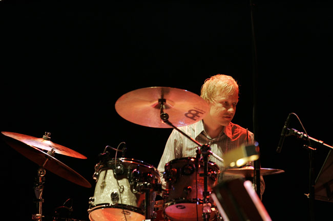 Kalle Torniainen viihdekonsertin rumpalina ja kapellimestarina
Yleisessä saunassa, Junnu Vainio viihdekonsertti, Kotka 2006.
Avainsanat: Kalle Torniainen rumpali kapellimestari yleisessä saunassa junnu vainio viihdekonsertti teatteri rummut