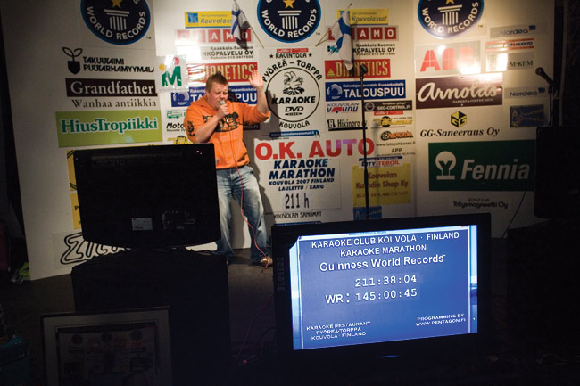 211 tuntia karaokea putkeen
Ennätys syntyi, mutta tekninen vika katkaisi leikin kesken, vaikka paukkuja olisi vielä riittänyt.
Avainsanat: Karaoken maailmanennätys kouvola 2007 pimeää yö tv näyttö 211 tuntia tekninen vika sponsorit 211 tuntia karaokea putkeen
Ennätys syntyi, mutta tekninen vika katkaisi leikin kesken, vaikka paukkuja olisi vielä riittänyt.
Avainsanat: Karaoken maailmanennätys kouvola 2007 pimeää yö tv näyttö 211 tuntia tekninen vika sponsorit