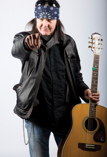 Hei you!
Avainsanat: Kari Peitsamo studioposeeraus Kotka rock'n'rollin kuningas huivi kitara osoittaa sormella