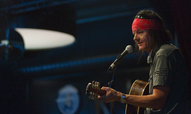 Pakkahuoneen klubilla
Kari Peitsamo, Tammerfest, Tampere 2007.
Avainsanat: Kari Peitsamo huivi perusrock minimalismi naivi ironia tampere tammerfest krapula pakkahuoneen klubi