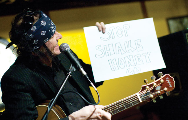 Stop shake haney go
Elämän perusasiat
Avainsanat: Kari Peitsamo Mesikämmen Kotka