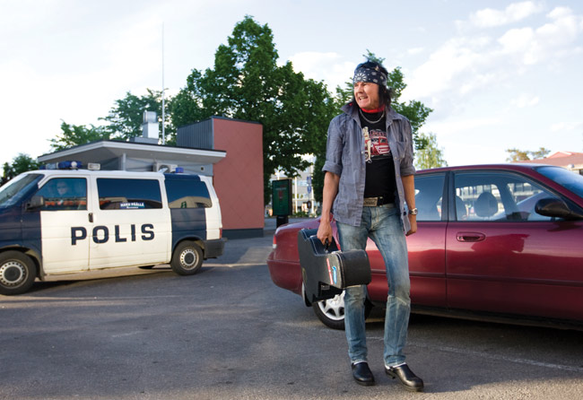 Virkavaltakin ihmettelee...
... kun Kari Peitsamo saapuu keikalle.

Avainsanat: Kari Peitsamo huivi rock'n'roll minimalismi Karhula Kotka poliisiauto saapua keikalla kantaa kitaralaukkua ulkona parkkipaikka