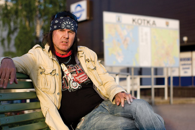 Linja-autoasemalla
Kari Peitsamo, Kotka 2008.
Avainsanat: Kari Peitsamo huivi rock'n'roll minimalismi Karhula Kotka linja-autoasema istua penkki ulkona kartta matkahuolto