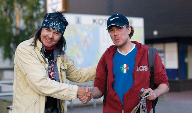 Kari Peitsamo tapaa fanin
Peitsamo ei keiku levymyyntilistojen kärjessä, mutta nimmarille riittää kysyntää.
Avainsanat: Kari Peitsamo huivi rock'n'roll minimalismi Karhula Kotka fani kätellä linja-autoasema