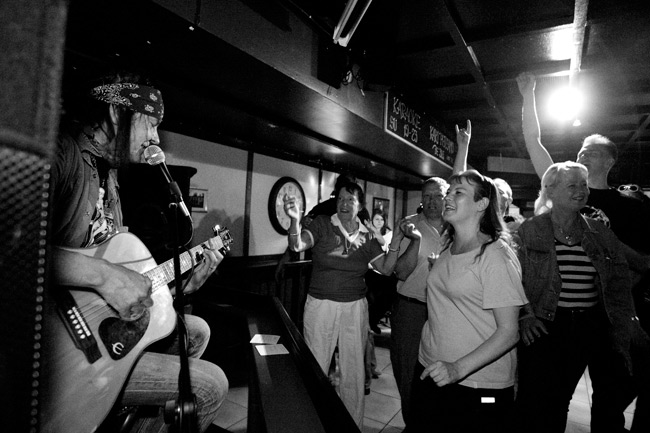 Squeeze my lemon 'till I'm dead - but please say no to porno
Kari Peitsamo, live, Mesikämmen, Kotka 2008.
Avainsanat: Kari Peitsamo huivi rock'n'roll minimalismi Mesikämmen Karhula Kotka soolona yleisö tanssia naiset innokas fanit please say no to porno