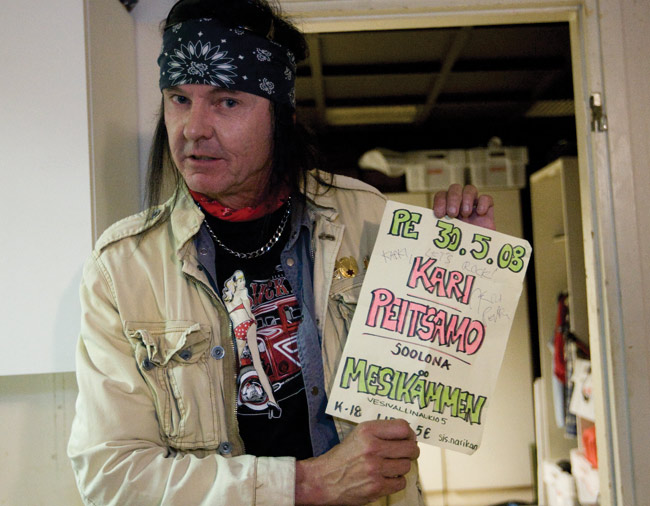 Kari Peitsamo soolona
Kari ja megalomaaninen keikkajuliste
Avainsanat: Kari Peitsamo huivi rock'n'roll minimalismi mississippi voodoo mies Mesikämmen Karhula Kotka soolona keikkajuliste