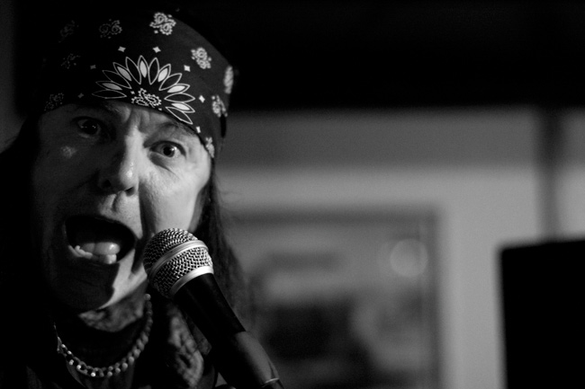 Ã„llistys!
Meno on niin kova, että Viihteen Kuningas menee itsekin sekaisin!
Mesikämmen, Kotka 2009.
Avainsanat: Kari Peitsamo Mesikämmen Kotka sekaisin seota irvistää pelleillä