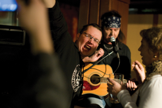 Peitsamo saa jengin sekoamaan
Kari Peitsamo, Mesikämmen, Kotka 2009.
Avainsanat: Kari Peitsamo Mesikämmen Kotka yleisö sekaisin seota