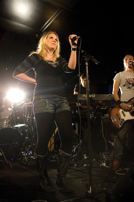 Keikka on alkamassa
Katri Ylander, Helsinki 2007.
Avainsanat: Katri Ylander Idols Lux nightclub saappaat farkkushortsit odottaa seistä
