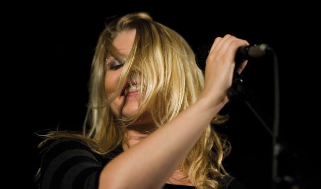 Virnistys
"Kesäilta jatkuu aamuaurinkoon..."
Lux Nightclub, Helsinki 2007.
Avainsanat: Katri Ylander Idols Lux nightclub suloinen söpö seksikäs kaunis virnistää iloinen tukka silmillä
