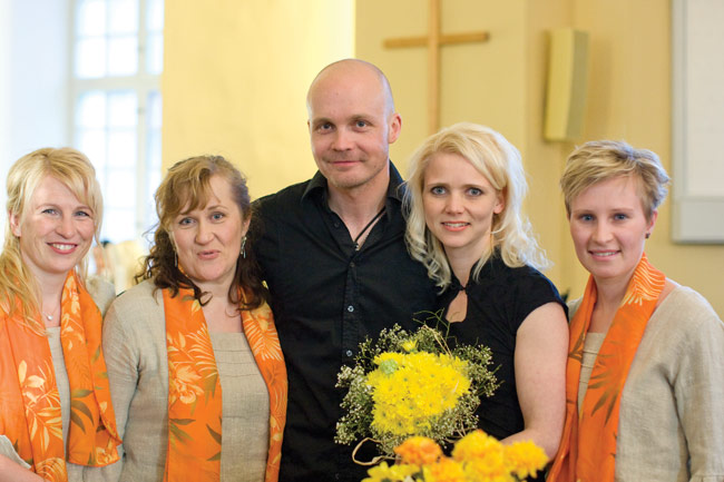 Jälkiposeeraus
Juha Tapio, Marjo Tamminen ja Kymi Contenton laulajia, Kymin kirkko, Kotka 2009.
Avainsanat: Kymi Contento kuoro hengellinen gospel Toivon ja lohdun konsertti Kymin kirkko Juha Tapio Marjo Tamminen Jälkiposeeraus
Juha Tapio, Marjo Tamminen ja Kymi Contenton laulajia, Kymin kirkko, Kotka 2009.
Avainsanat: Kymi Contento kuoro hengellinen gospel Toivon ja lohdun konsertti Kymin kirkko Juha Tapio Marjo Tamminen