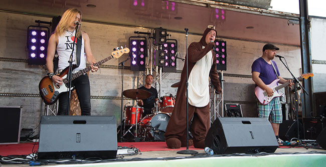 Kengurumeininki 2013
(Kamera väittää, että kuva olisi vuodelta 2009, sillä kuvatiedoston nimi on kengurumeinkin_2009, mutta kamera on väärässä. Kuva on uusi.)
Avainsanat: Kengurumeininki Löytty open air Pekka Malkki Mikko Siren Klaus Tuominen Ilari Hämäläinen