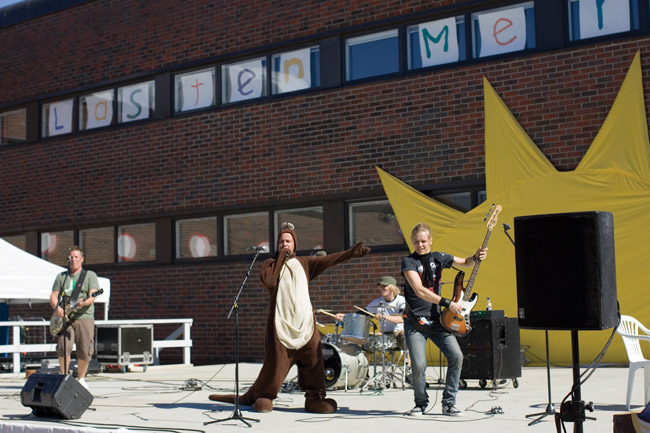 Kengurumeininki
Lasten Meripäivät, Pekkasen koulu, Kotka 2007.

Mikko Siren - rummut, laulu 	
Pekka Malkki - kenguru, laulu 	
Klaus Tuominen - kitara, laulu 	
Ilari Hämäläinen - basso, laulu
Avainsanat: Kengurumeininki lasten meripäivät Kotka Pekkasen koulu Mikko Siren Pekka Malkki Klaus Tuominen Ilari Hämäläinen aurinko los tiiliseinä