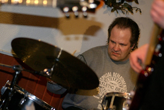 Kepa Kettunen
Kepa Kettunen, Bar Tompuri, Hamina 2005.
Avainsanat: Kepa Kettunen rummut rumpali