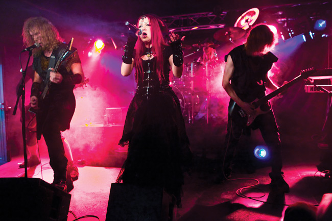 Mustan Valtikan Aika
Kivimetsän Druidi pistää parastaan, Kouvola 2007.
Avainsanat: Kivimetsän Druidi folkmetalli keskiaika fantasia rooliasut Rytmikatti Kouvola Joni Koskinen Antti Rinkinen Jenni Onishko kitaristit