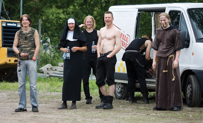 Ennen keikkaa
Kivimetsän Druidi melkein valmiina lavalle
Avainsanat: Kivimetsän Druidi folkmetalli keskiaika fantasia rooliasut Koria-Roll Elimäki 2007 festivaali pakettiauto
