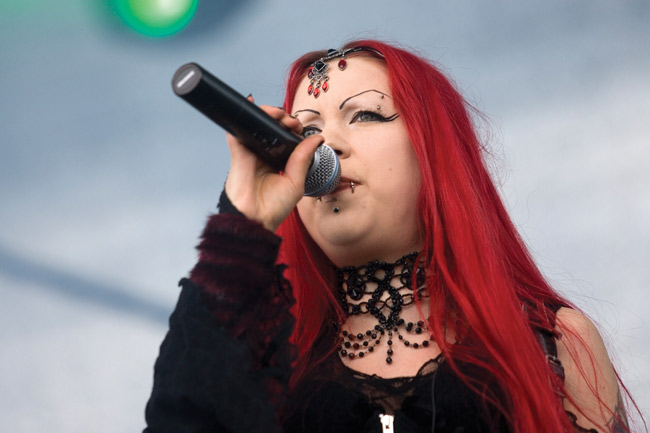 Lävistetty
Jenni Onishko
Avainsanat: Kivimetsän Druidi folkmetalli keskiaika fantasia rooliasut Koria-Roll Elimäki 2007 festivaali laulaja solisti punatukkainen lävistys lävistykset