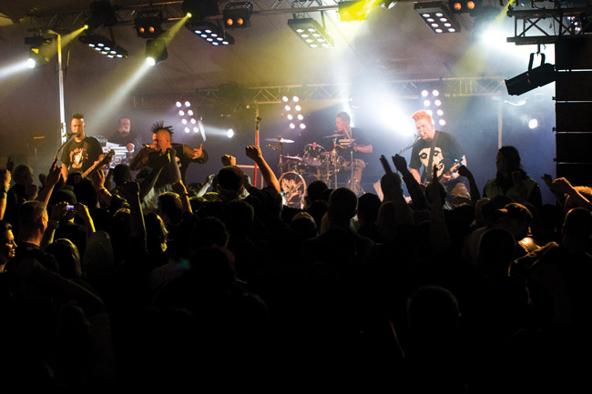 Summer of rock 2008
Kansa käy villinä, kun Klamydia soittaa ja mitä ilmeisimmin Veskun Jokisen oman ohjeen mukaan:
- Soitakaa pojat punkkinne nopeasti ja väärin!
Avainsanat: Klamydia punk Kouvola Summer of rock Vesa Vesku Jokinen Sami Kohtamäki Jari Helin Riku Purtola yleisö kädet nopeasti ja väärin Summer of rock 2008
Kansa käy villinä, kun Klamydia soittaa ja mitä ilmeisimmin Veskun Jokisen oman ohjeen mukaan:
- Soitakaa pojat punkkinne nopeasti ja väärin!
Avainsanat: Klamydia punk Kouvola Summer of rock Vesa Vesku Jokinen Sami Kohtamäki Jari Helin Riku Purtola yleisö kädet nopeasti ja väärin