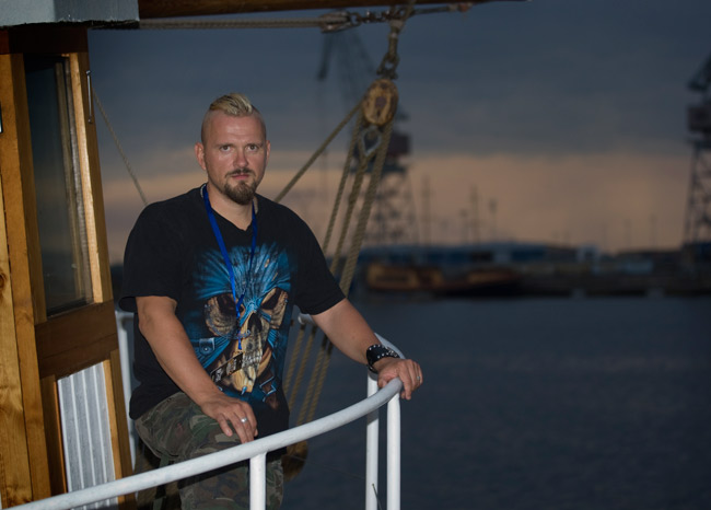 Kuvitusta henkilökuvaan
Iltalehti teki haastattelun...
Avainsanat: Klamydia Kotkan Meripäivät Vesa Vesku Jokinen laiva kaide kaljaasi Kuvitusta henkilökuvaan
Iltalehti teki haastattelun...
Avainsanat: Klamydia Kotkan Meripäivät Vesa Vesku Jokinen laiva kaide kaljaasi