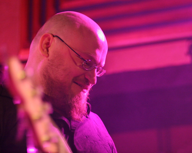 Basisti
Bassossa Niko Kokko.
Avainsanat: basisti Niko Kokko Maija Vilkkumaa parta kalju silmälasit katse alas