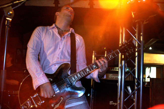 Kitaristi
Mikko Kosonen 2005.
Avainsanat: kitaristi kitara Mikko Kosonen Maija Vilkkumaa takakeno