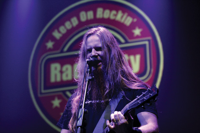 Hynynen ja City
Radio Cityn hautajaisissa, Helsinki 2006.
Avainsanat: Kotiteollisuus Jouni Hynynen Radio City logo taustalla hautajaiset Arkunnaula