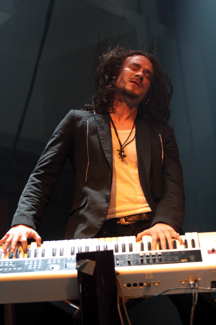 Vieraileva kosketinsoittaja
Tuomas Holopainen, Nightwish, Kaapelitehdas, Helsinki 2006.
Avainsanat: Kotiteollisuus vieraileva kosketinsoittaja Tuomas Holopainen Nightwish Kaapelitehdas Helsinki syntetisaattori koskettimet