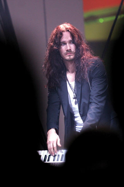 Melankolinen kosketinsoittaja
Tuomas Holopainen Kotiteollisuuden tukena.
Avainsanat: Tuomas Holopainen kosketinsoittaja syntikat koskettimet syntetisaattori Nightwish pomo johtohahmo Kitee Helsinki lauluntekijä Kotiteollisuus surullinen melankolia