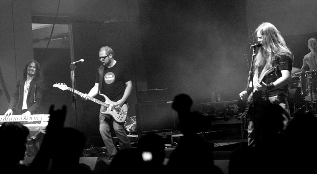 Kaapelitehtaalla
Holopaisella vahvistettu Kotiteollisuus Kaapelitehtaalla Radio Cityn hautajaisissa marraskuussa 2006.
Avainsanat: Kotiteollisuus Jouni Hynynen Janne Hongisto Jari Sinkkonen Tuomas Holopainen kaapelitehdas radio Cityn hautajaiset trio koko bändi