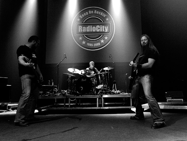 Naamakkain
Hynynen, Sinkkonen ja Hongisto
Avainsanat: Kotiteollisuus Jouni Hynynen Janne Hongisto Jari Sinkkonen vastakkain naamakkain kontakti yhteys trio koko bändi