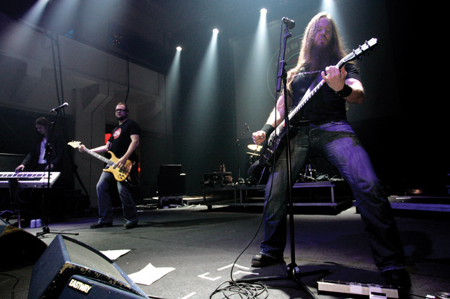 Lavan reunalta
Kotiteollisuus Radio Cityn hautajaisissa, Helsinki 2006.
Avainsanat: Kotiteollisuus Jouni Hynynen Janne Hongisto Tuomas Holopainen Radio City hautajaiset rock lava laput kaapelitehdas Helsinki