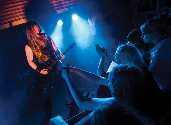 Hynynen ja ihailijattaret
Kotiteollisuus, Amarillo, Kotka 2009.
Avainsanat: Kotiteollisuus Amarillo Kotka Jouni Hynynen yleisö tytöt eturivi