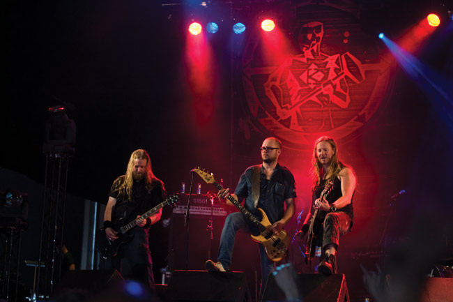 Porukalla
Kotiteollisuus, Kotka Meripäivät 2011
Avainsanat: Kotiteollisuus Kotkan Meripäivät meripäiväareena Jouni Hynynen Miitri Aaltonen Janne Hongisto