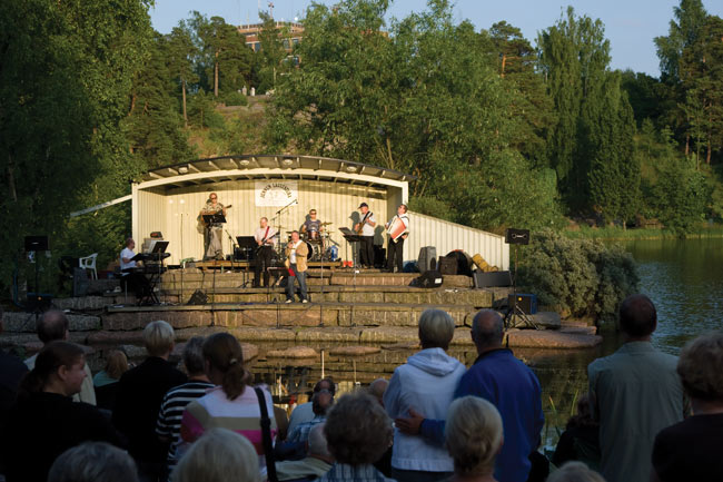 Ulkoilmakonsertti Sapokassa
Jukka Kuoppamäki Junnun lauluseuran solistina, Kotka 2009.
Avainsanat: Jukka Kuoppamäki Junnun lauluseura Juha Vainio Sapokka vesipuisto puistokosertti Sininen ja valkoinen Ulkoilmakonsertti Sapokassa
Jukka Kuoppamäki Junnun lauluseuran solistina, Kotka 2009.
Avainsanat: Jukka Kuoppamäki Junnun lauluseura Juha Vainio Sapokka vesipuisto puistokosertti Sininen ja valkoinen