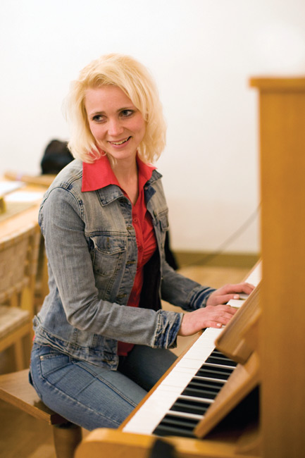 Kuoronjohtaja Marjo Tamminen
Avainsanat: Kymi Contento kuoronjohtaja Marjo Tamminen piano kaunis nainen farkut pianisti Kuoronjohtaja Marjo Tamminen
Avainsanat: Kymi Contento kuoronjohtaja Marjo Tamminen piano kaunis nainen farkut pianisti