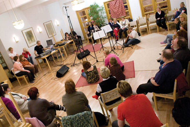 Levyn teossa
Jotain on saatu nauhalle, Helilän seurakuntatalo, Kotka 2008.
Avainsanat: Kymi Contento gospelkuoro Kotka huivi Pidä kädestä kiinni levyn teko kuunnella istua piiri Levyn teossa
Jotain on saatu nauhalle, Helilän seurakuntatalo, Kotka 2008.
Avainsanat: Kymi Contento gospelkuoro Kotka huivi Pidä kädestä kiinni levyn teko kuunnella istua piiri