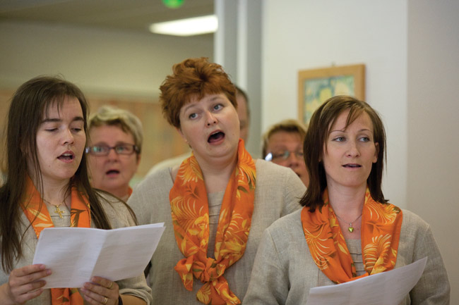 Antaumuksella
Kymi Contento, Karhulan päiväsairaala 2008.
Avainsanat: Kymi Contento gospelkuoro Kotka huivi Pidä kädestä kiinni päiväsairaala Tarja Salminen Marika Pohjantuli Suvi Anttila Laitisen Pirjo Laitinen Antaumuksella
Kymi Contento, Karhulan päiväsairaala 2008.
Avainsanat: Kymi Contento gospelkuoro Kotka huivi Pidä kädestä kiinni päiväsairaala Tarja Salminen Marika Pohjantuli Suvi Anttila Laitisen Pirjo Laitinen