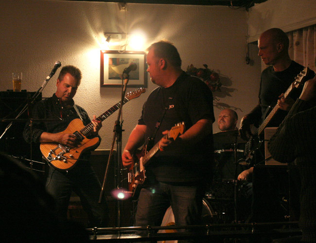 Lanu kepittää, kaverit katsoo
Juha Lanu, Sami Pitkämö, Anssi Nykänen ja Juha Verona, Bar Tompuri, Hamina 2005.
Avainsanat: Juha Lanu Sami Pitkämö Anssi Nykänen Juha Verona Bar Tompuri Hamina 2005 muusikot ryhmä studiomuusikko soolo kepittää