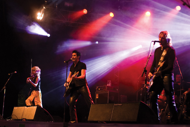 Lauri Tähkä & Elonkerjuu
Lauri Tähkä - laulu, akustinen kitara
Johanna Koivu - viulu, piano, laulu
Simo Ralli - kitara, taustalaulu
Antero Naali - basso
Lenni Paarma - rummut, taustalaulu
Avainsanat: Lauri Tähkä & Elonkerjuu Meripäivät Kotka Jarkko Suo tumma ja komia pohjalainen kansanperinne Lenni Paarma Johanna Koivu Antero Naali Simo Ralli pohojaale murre