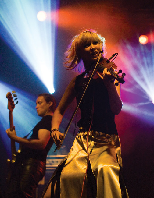 Sooloa ja säestystä
Avainsanat: Lauri Tähkä & Elonkerjuu Meripäivät Kotka basisti ja viulisti Antero Naali Johanna Koivu jousi vaihdikas kultahame