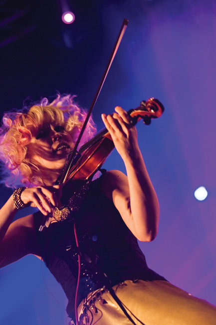 Vauhdikas viulisti
Johanna Koivu
Avainsanat: Lauri Tähkä & Elonkerjuu Meripäivät Kotka pohjalainen kansanperinne Johanna Koivu kaunis seksikäs vauhdikas teatraalinen teatteri ohjaaja näyttelijä viulu viulisti