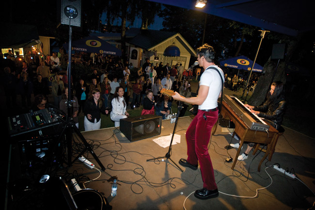 Lauri Tähkä
Segeli, Kotka 2009
Avainsanat: Lauri Tähkä Segeli Kotka sakko kaisa Satu-Maaria Mäkiniemi fanit naiset elokuun ilta ulkona