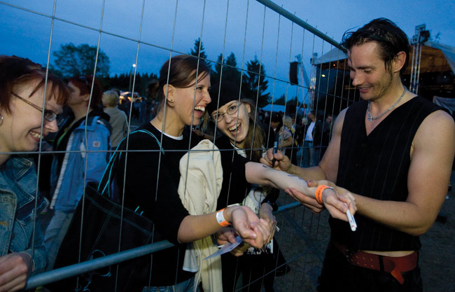 Vedä käteen!
Luulisi, että tytöillä voisi olla jotain mukavampaakin sanottavaa Laurille!
Avainsanat: Lauri Tähkä & Elonkerjuu Koria-Roll Folkrock Elimäki kirjoittaa nimikirjoituksia jakaa nimmareita käsi käteen vedä tytöt naurattaa iloinen
