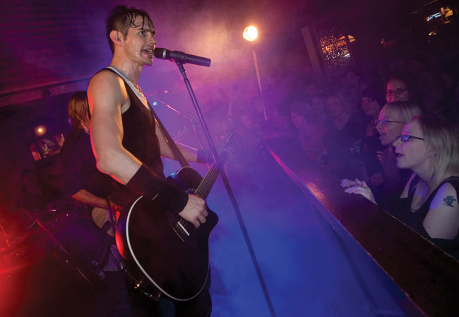 .. ja naiset.
Lauri ja Elonkerjuu, Amarillo, Kotka 2009.
Avainsanat: Lauri Tähkä ja Elonkerjuu Amarillo Kotka yleisö