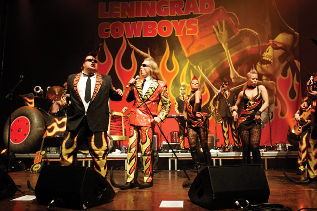 Gasoa kurkkuun
Leningrad Cowboys, Kouvolan jäähalli 2007.
Avainsanat: Leningrad Cowboys Richard Johnson Anna Sainila Maria Tuomas Uusitalo tötteröpää hiukset kouvola jäähalli gasoa kurkkuun juoda bensaa