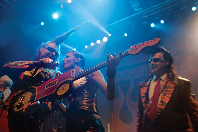 Kuka soittaa traktoria?
Avainsanat: Leningrad Cowboys Richard Johnson Anna Sainila Sakke Sakari Jävenpää traktori leikkikitara kysyä kuka soittaa Kuka soittaa traktoria?
Avainsanat: Leningrad Cowboys Richard Johnson Anna Sainila Sakke Sakari Jävenpää traktori leikkikitara kysyä kuka soittaa