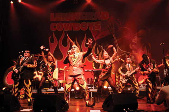 Leningrad Cowboys
Kouvola 2007.
Avainsanat: Leningrad Cowboys Richard Johnson Anna Sainila Maria Tuomas Uusitalo Varre Vartiainen traktori Okke Pemo Ojala Kouvola jäähalli törrötukka töyhtö teksti piirroshahmo