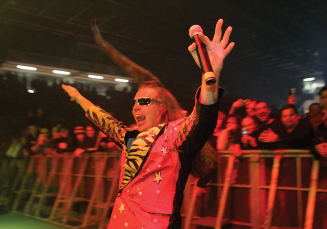 Täällä!
Avainsanat: Leningrad Cowboys Richard täällä solisti esiintyä lavan edessä mellakka-aita yleisö näyttää Täällä!
Avainsanat: Leningrad Cowboys Richard täällä solisti esiintyä lavan edessä mellakka-aita yleisö näyttää